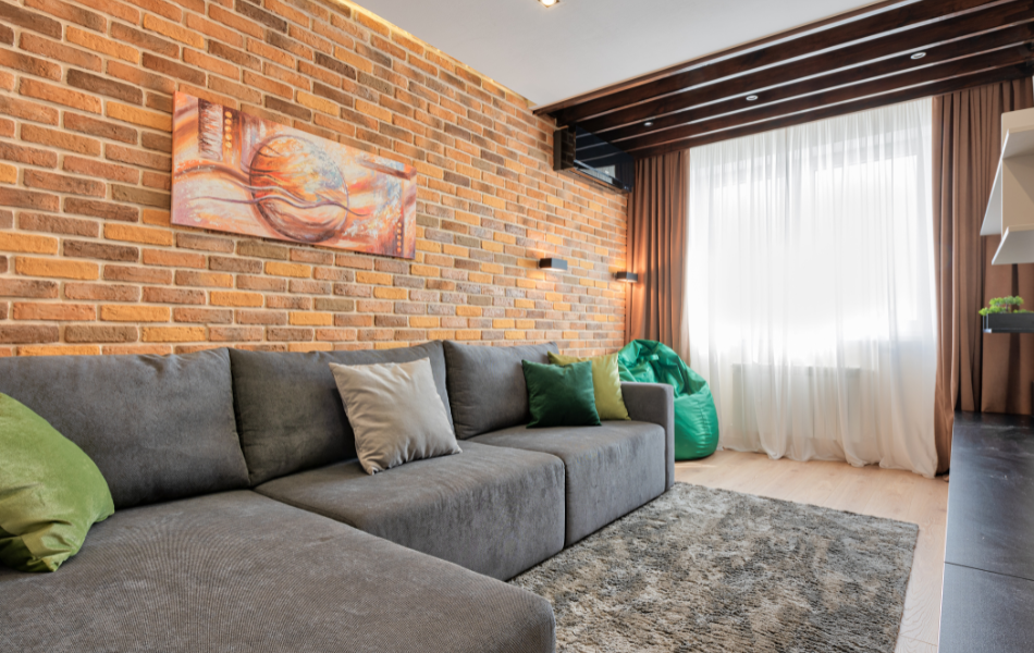 Light-coloured sectional with slim legs in a small living room
